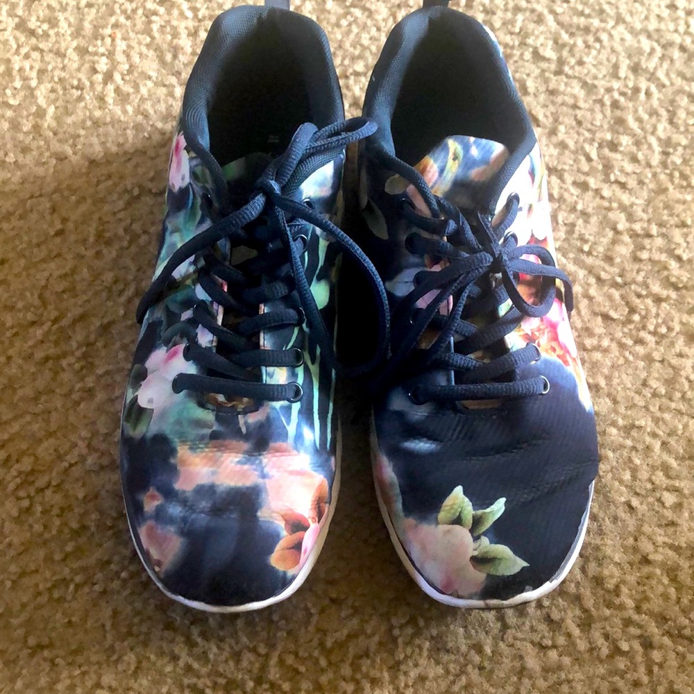 Women’s size 11 Essina casual tennis shoe.